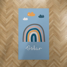 Lade das Bild in den Galerie-Viewer, Personalisierter Kinderteppich mit Namen und Regenbogen Motiv in Blau. Weicher Kinderzimmer Teppich für Jungen und Mädchen.