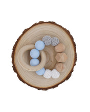 Lade das Bild in den Galerie-Viewer, Beißring / Greifling mit Softbeutel aus Wildleder