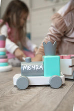 Lade das Bild in den Galerie-Viewer, Holzeisenbahn "Pastel" mit Bausteinen (Personalisiert)
