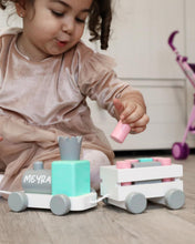 Lade das Bild in den Galerie-Viewer, Holzeisenbahn "Pastel" mit Bausteinen (Personalisiert)