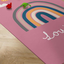 Lade das Bild in den Galerie-Viewer, Personalisierter Kinderteppich mit Namen – Motiv „Louisa“