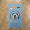 Personalisierter Kinderteppich mit Namen und Regenbogen Motiv in Blau. Weicher Kinderzimmer Teppich für Jungen und Mädchen.