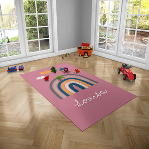 Einzigartiger Kinderteppich mit Namen – personalisiert mit Wunschtext. Ideal als Geschenk zur Geburt oder zum Geburtstag. Weich, waschbar & liebevoll gestaltet.