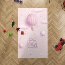 Lade das Bild in den Galerie-Viewer, Einzigartiger Kinderteppich mit Namen – personalisiert mit Wunschtext. Ideal als Geschenk zur Geburt oder zum Geburtstag. Weich, waschbar &amp; liebevoll gestaltet.
