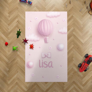 Einzigartiger Kinderteppich mit Namen – personalisiert mit Wunschtext. Ideal als Geschenk zur Geburt oder zum Geburtstag. Weich, waschbar & liebevoll gestaltet.