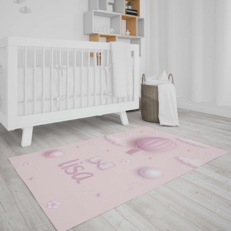 Einzigartiger Kinderteppich mit Namen – personalisiert mit Wunschtext. Ideal als Geschenk zur Geburt oder zum Geburtstag. Weich, waschbar & liebevoll gestaltet.